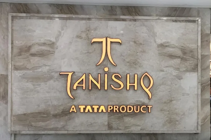 Metal Letter Boards for Shop (e.g., Metal Leter Board Mounted on Shop)